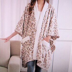 COZY WRAP FITS ALMOST EVERYONE, NEW IN BOX ANIMAL PRINT 50 X 70 GIFT QUALITY
